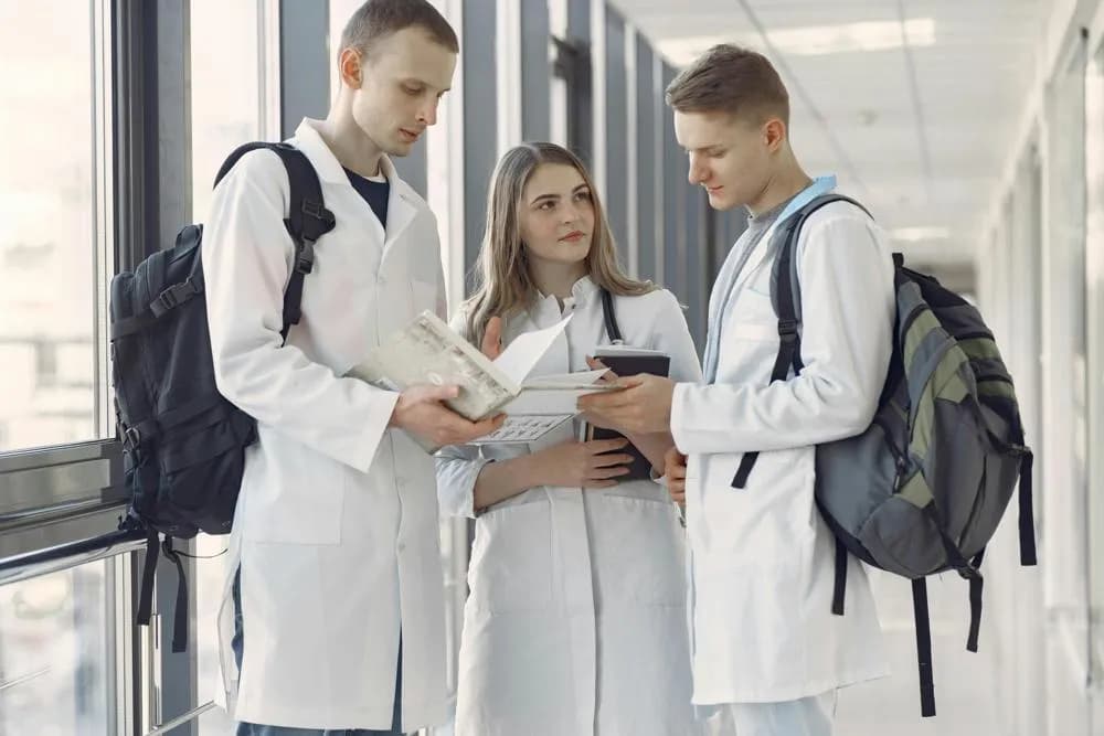 Jak wygląda życie lekarza po studiach? Obowiązki i wyzwania