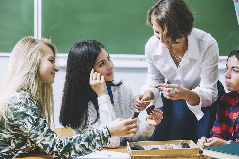 Kim jest pedagog szkolny i jak wspiera uczniów oraz rodziców